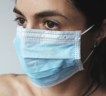 ​Boutons, respirations et maux de tête : la vie derrière le masque