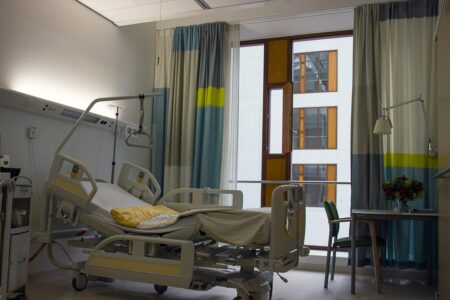 Des primes jusqu’à 30 000 euros pour les jeunes médecins vont travailler à l’hôpital