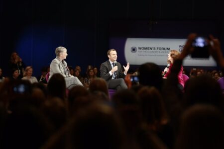 Macron veut être le candidat des femmes