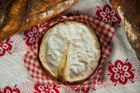 Camembert : de prestigieux chefs à la rescousse du fromage menacé