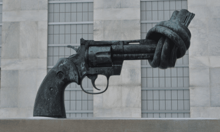 Une vingtaine de morts dans deux fusillades ravivent le débat sans fin des armes aux États-Unis