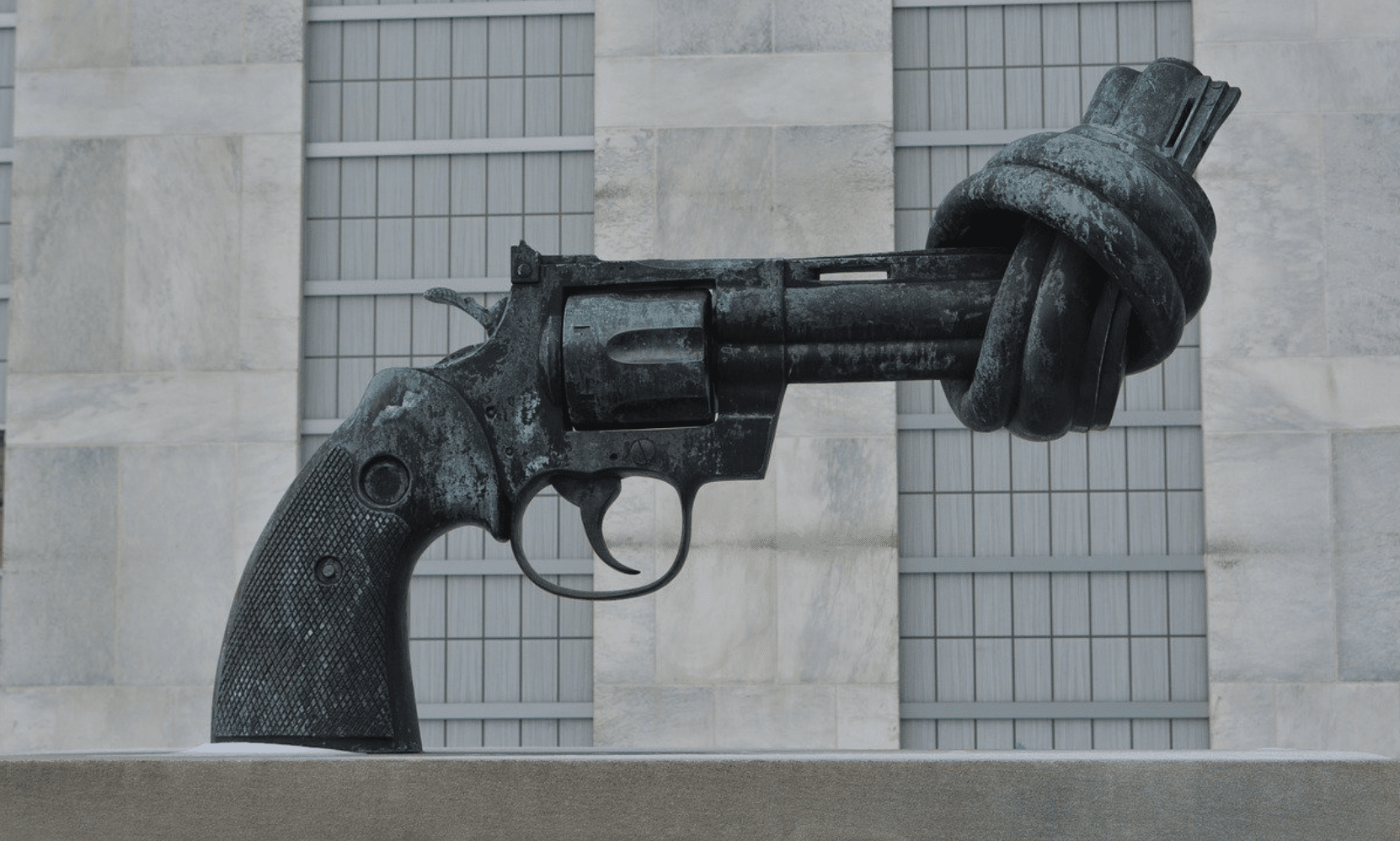 Une vingtaine de morts dans deux fusillades ravivent le débat sans fin des armes aux États-Unis