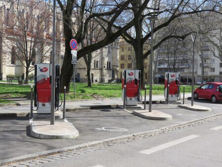 Mobilité durable : 100 000 bornes électriques de recharge, un pari réaliste pour les routes françaises ?