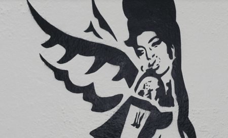 Dix ans après la mort de la chanteuse, la garde-robe de Amy Winehouse emballe les collectionneurs