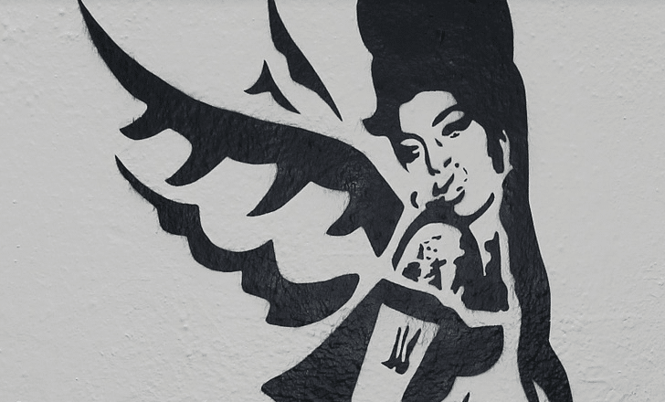 Dix ans après la mort de la chanteuse, la garde-robe de Amy Winehouse emballe les collectionneurs