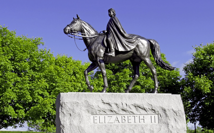 Avec 70 ans de règne, Élisabeth II plus iconique que jamais