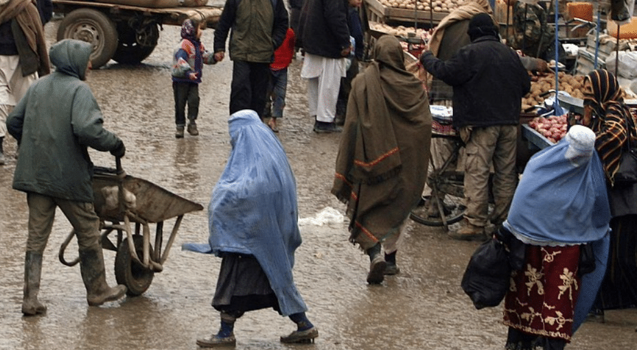 Afghanistan : la France condamne l’imposition du voile intégral par les talibans