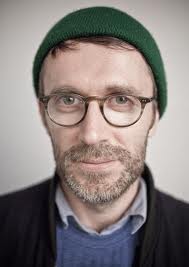 Loïc Prigent passe la mode des années 90 à la moulinette