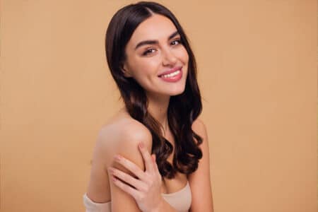 Les couleurs idéales pour sublimer les brunes : tendances et conseils