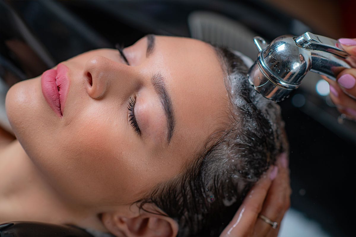 Chouchouter son cuir chevelu pour avoir des cheveux en forme