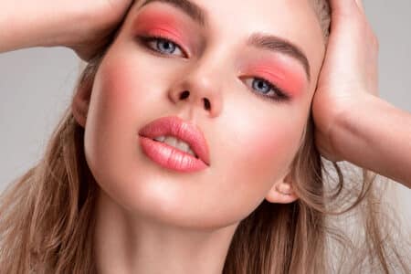 Le retour en force du blush en stick : l'allié beauté incontournable