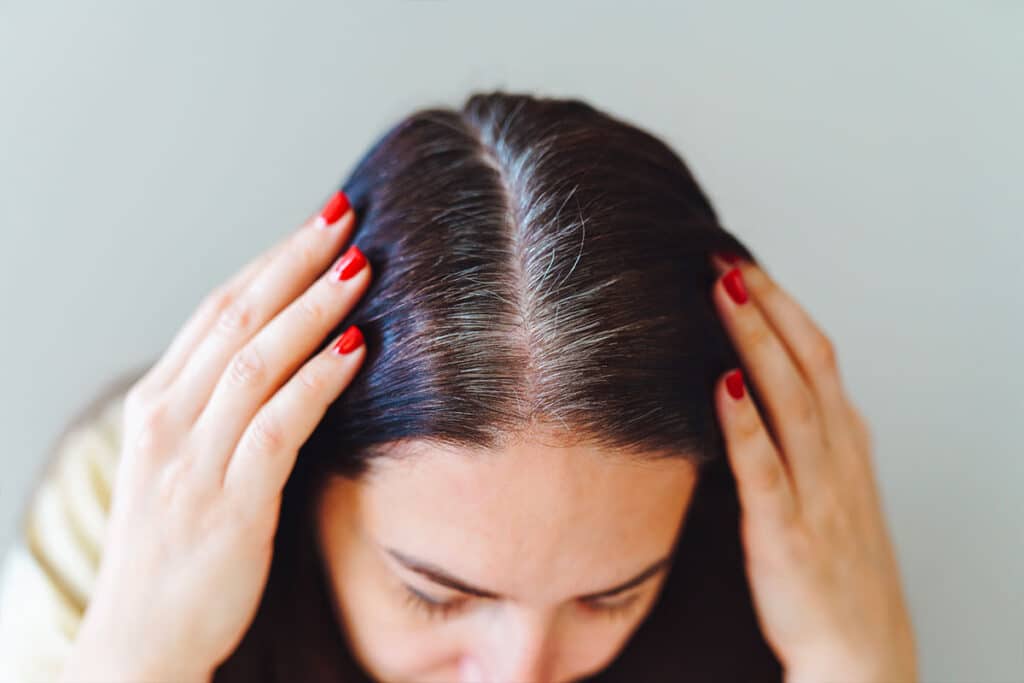 Réagissez avec style : cacher les cheveux blancs sans coloration