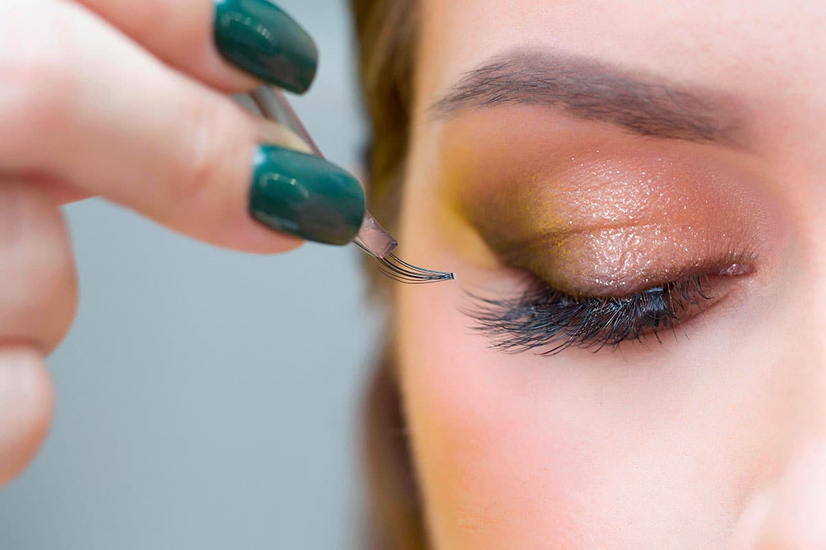 Les faux-cils : entre look tendance et risques pour les yeux