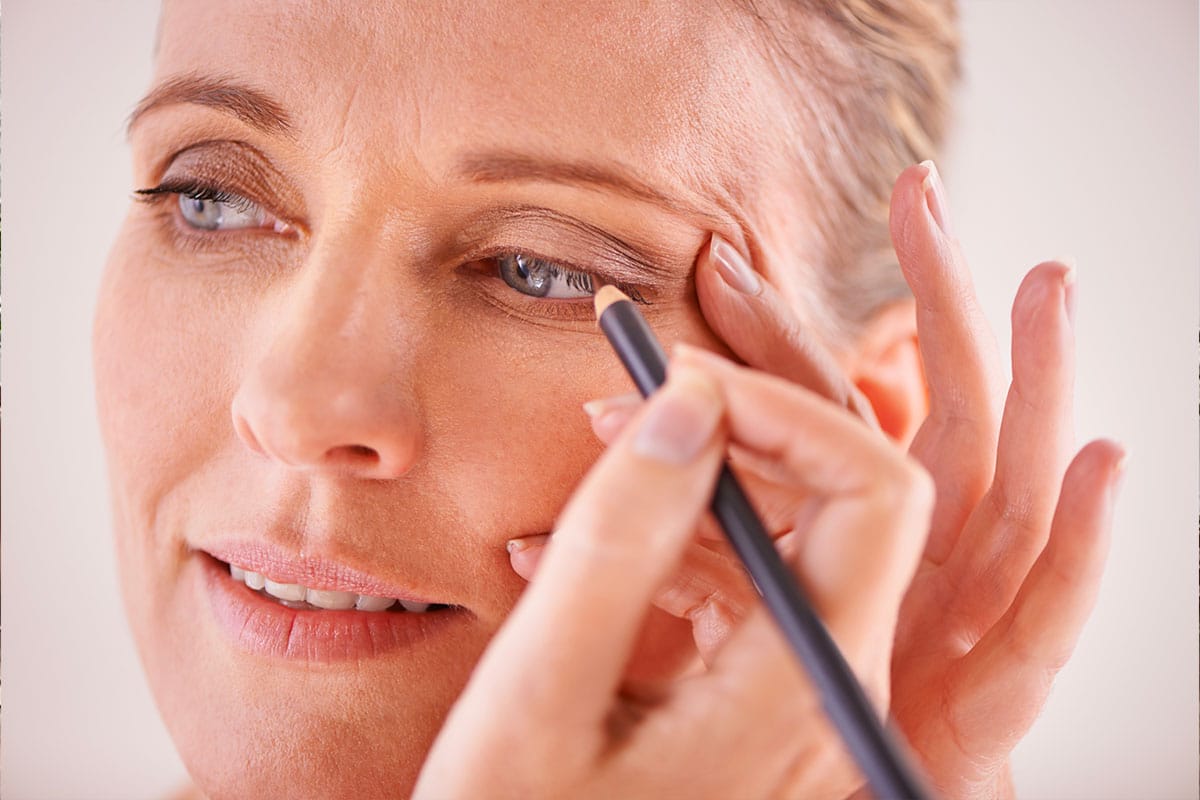 Astuces pour un regard lifté après 40 ans : l'art du maquillage subtil