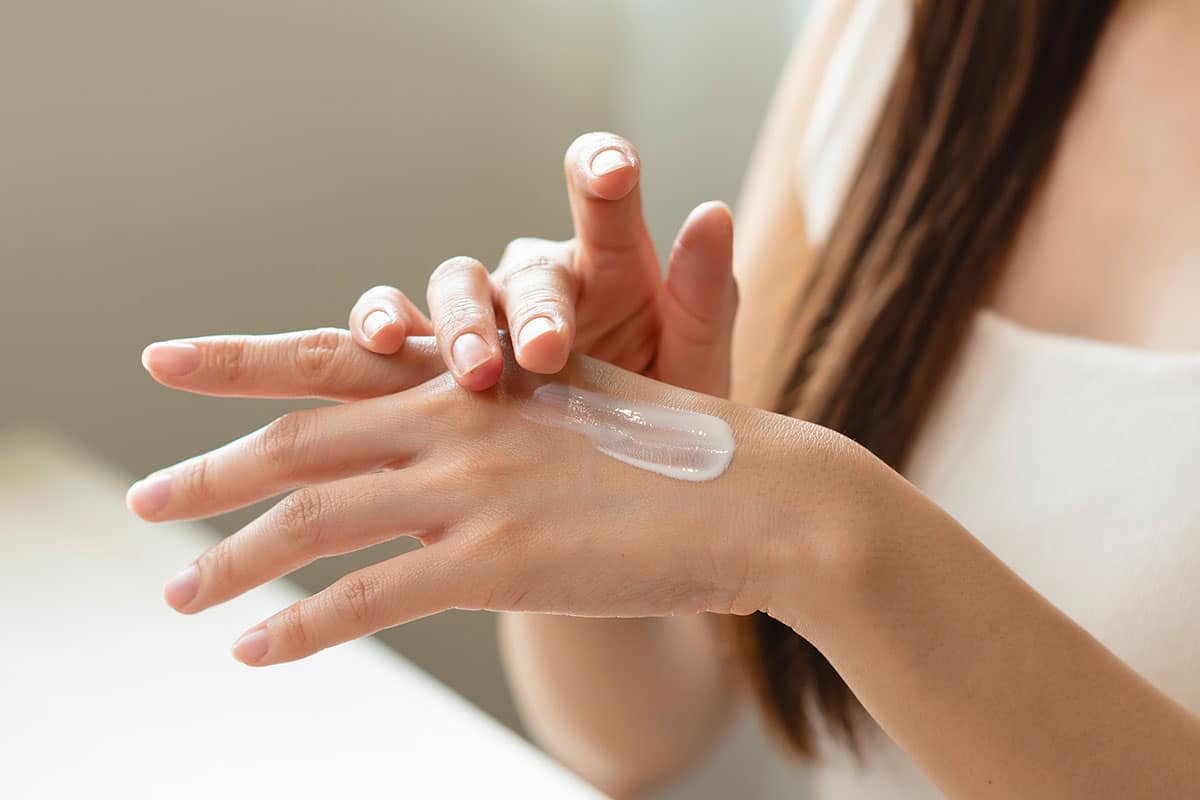 Comment prévenir et traiter les taches brunes sur les mains