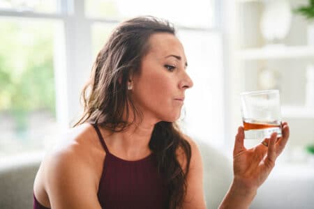 Comprendre l'addiction à l'alcool : signes et conséquences