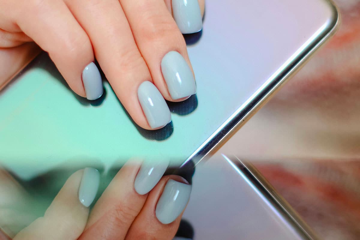 Ongles auto-collants : la révolution estivale pour vos manucures