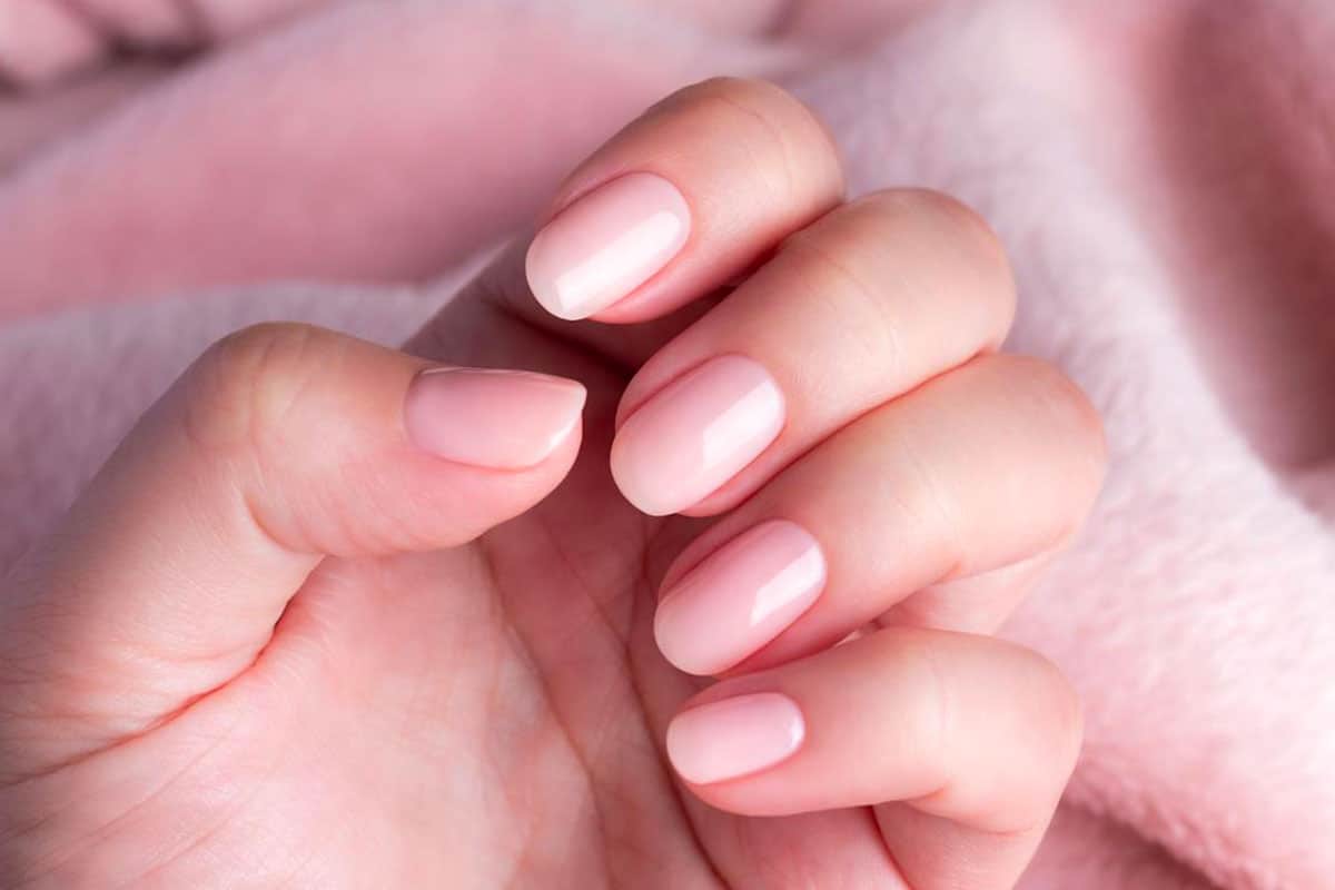 La tendance des "princess nails" : l'élégance minimaliste pour l'été 2025