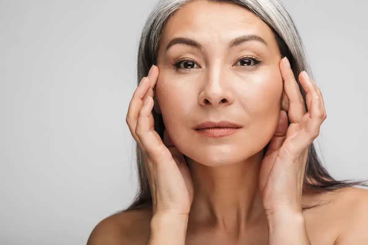 Révéler un regard éclatant après 50 ans : astuces naturelles pour le contour des yeux