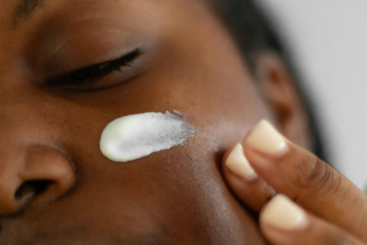 Peut-on encore utiliser une crème hydratante après l'avoir laissée au soleil ?