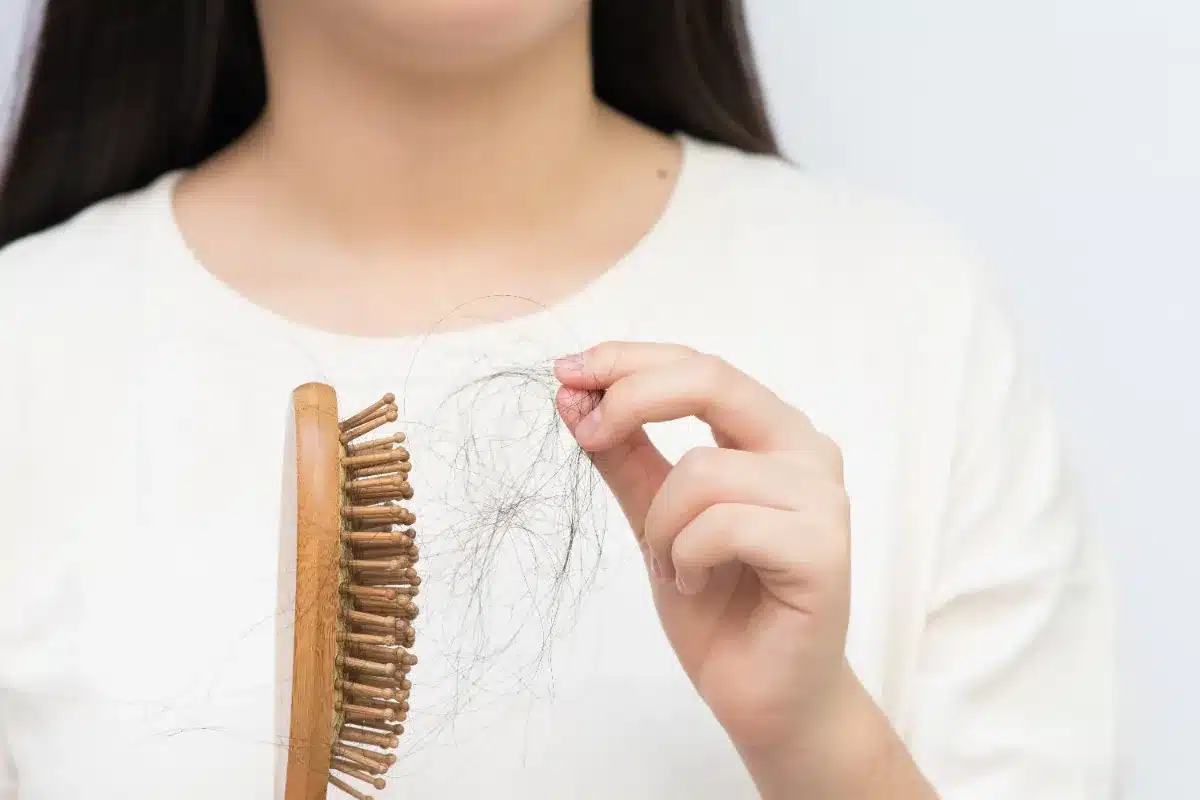 Chute de cheveux saisonnière : Comprendre et agir