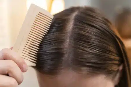 Adapter la raie des cheveux à la forme du visage : un guide pratique