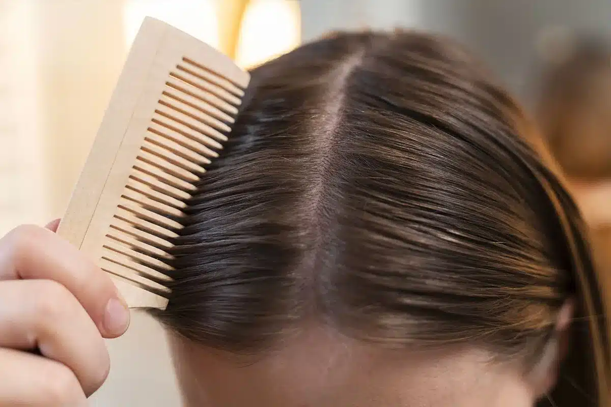 Adapter la raie des cheveux à la forme du visage : un guide pratique