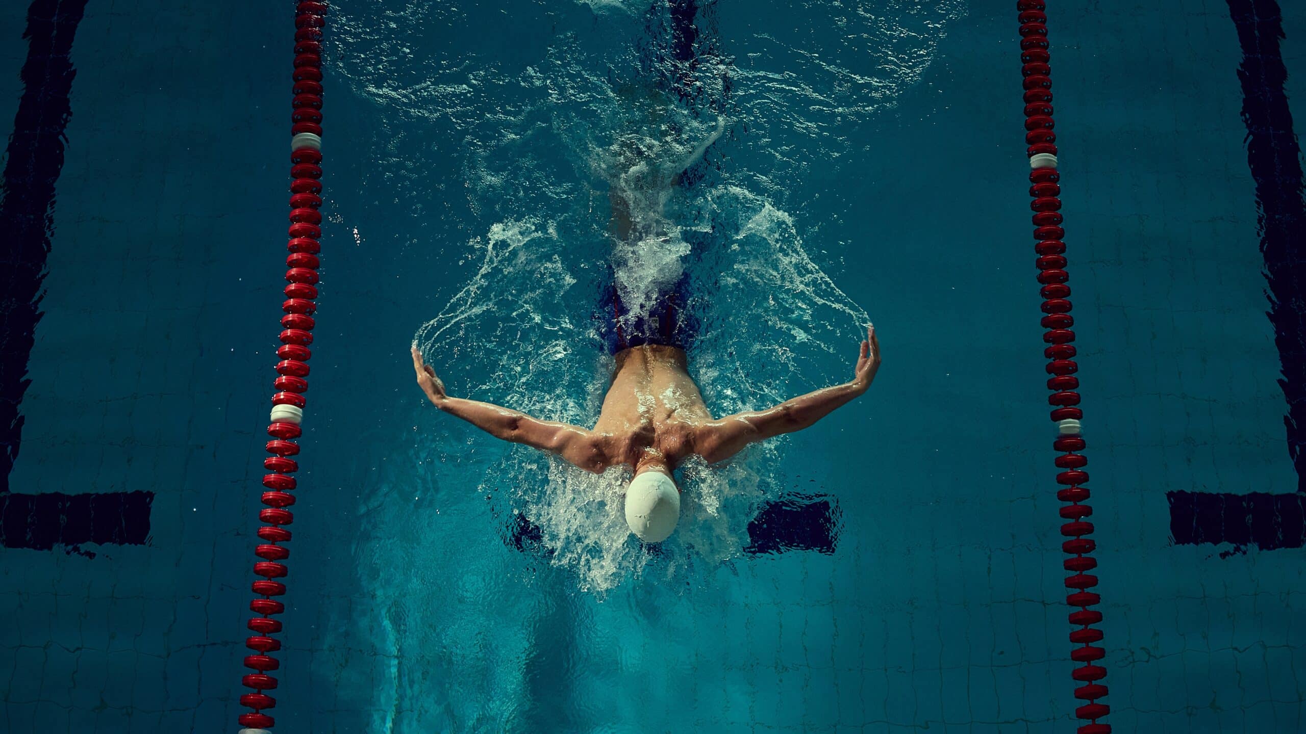 Swimmer,mastering,butterfly,stroke,with,powerful,arm,extension,in,competitive