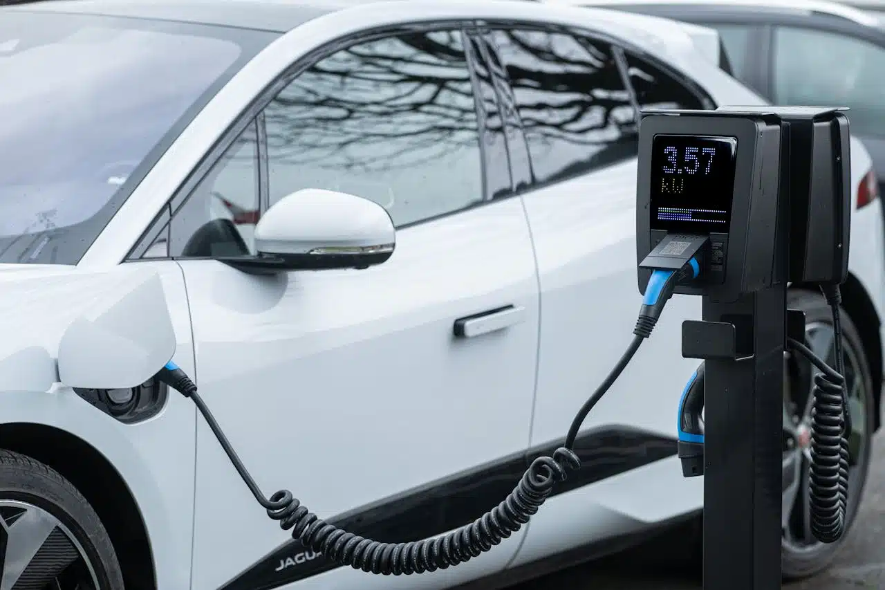 leasing-social-2026-la-twingo-electrique-a-130-euros-mensuels-decoit-face-a-la-renault-5